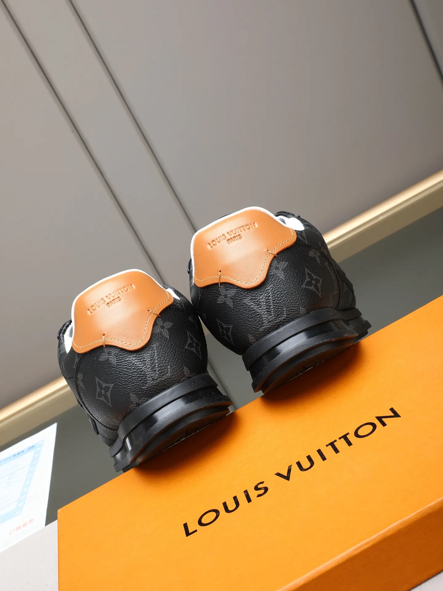 PP560 LV Louis Vuitton L Jialu Brand Runner Tatic Series Thick-soled Casual Sports Shoes Running Shoes Original purchase, development and production This LV Runner Tatic sports shoe combines technical materials such as mesh fabric and ribbons to interpret the inspiration of traditional mountaineering shoes. LV letters are written on one side, the lariat buckle of the quick lacing system is embellished with Monogram flowers and Louis Vuitton logos, and the light and wear-resistant rubber outsole completes the whole. ▪️Fabric: Original imported cowhide + mesh ▪️Inner lining: Original customized breathable mesh ▪️Sole: Original open-molded anti-slip rubber combination material ▪️Size: Men's 38-44 (customized for 45 and 46)